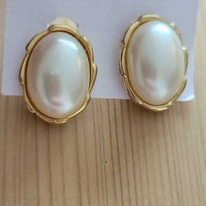 VINTAGE Clip On Earrings Richelieu Signed Cabochon Faux Pearl Gold Tone